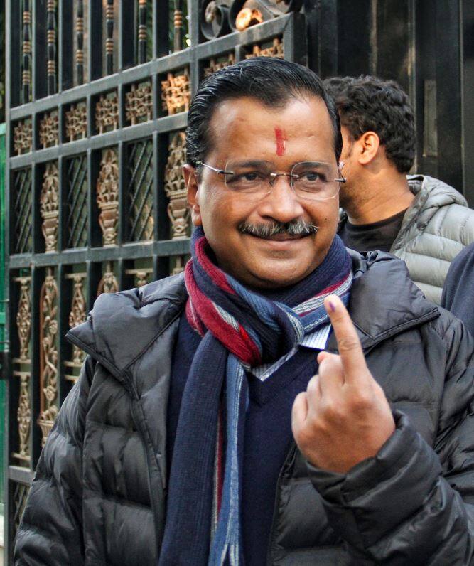 आप संयोजक और दिल्ली के मुख्यमंत्री अरविंद केजरीवाल अपने पूरे परिवार के साथ वोट करने गए.