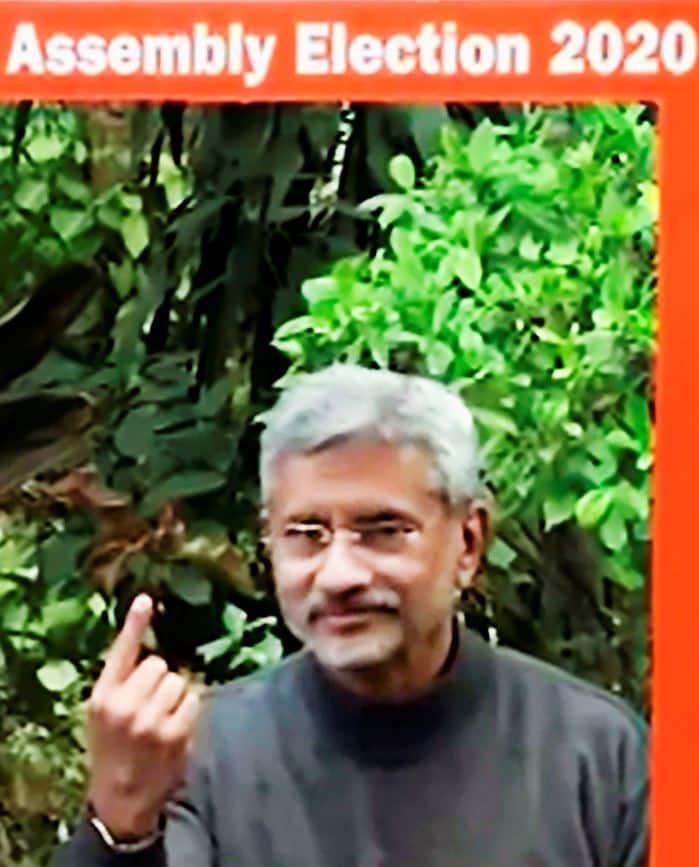 केंद्रीय विदेश मंत्री एस. जयशंकर भी अपनी पत्नी के साथ वोट करने पहुंचे.