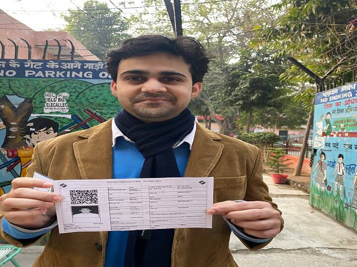 दिल्ली चुनाव: सिर चढ़कर बोल रहा वोटिंग का जुनून, यूएस से छुट्टी लेकर वोट देने आया युवक Delhi elections- NRI voters came from US to vote दिल्ली चुनाव: सिर चढ़कर बोल रहा वोटिंग का जुनून, यूएस से छुट्टी लेकर वोट देने आया युवक