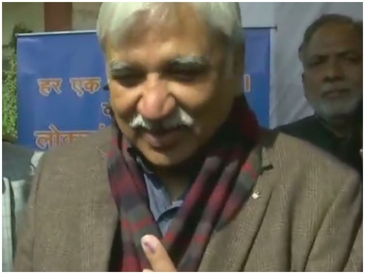 Delhi Election: Chief Election Commissioner Sunil Arora cast his vote Delhi Election: मुख्य चुनाव आयुक्त सुनील अरोड़ा ने डाला वोट, पुलिस के काम की तारीफ की