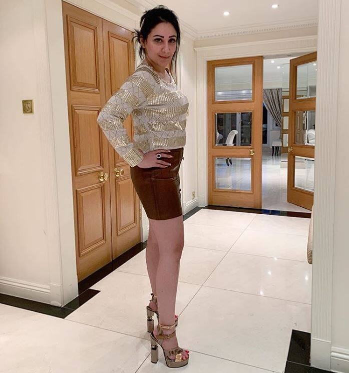 वो अक्सर ही अपनी ग्लैमरस और खूबसूरत तस्वीरें फैंस के साथ साझा करती है. (Photo Credit: @maanayata Instagram)