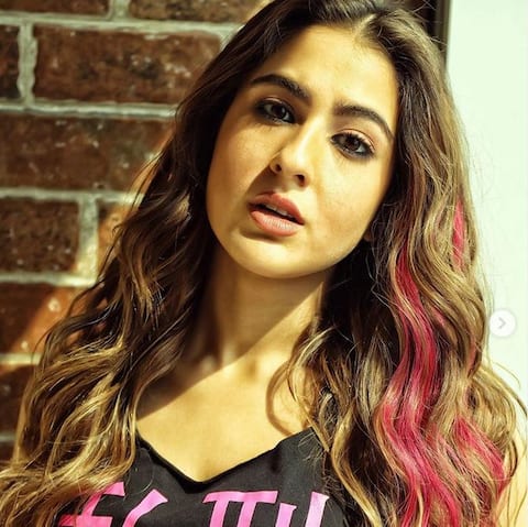 अपने गुलाबी बालों संग शायरी करती नजर आ रही हैं अभिनेत्री सारा अली खान अपने गुलाबी बालों संग शायरी करती नजर आ रही हैं अभिनेत्री सारा अली खान