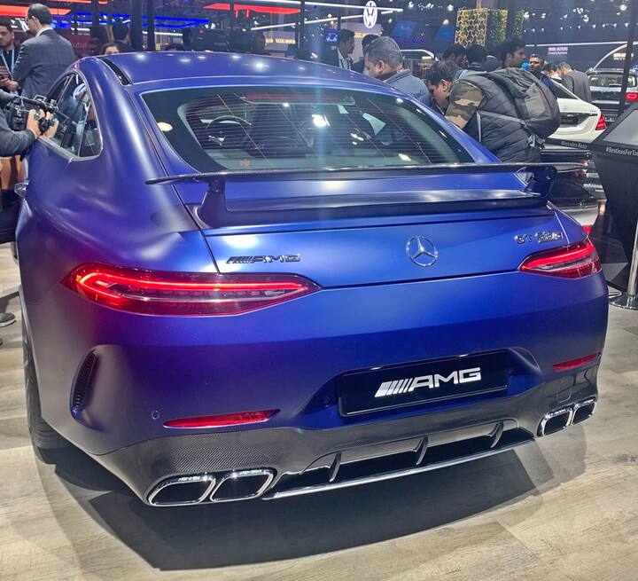 Mercedes-AMG GT:ऑटो एक्सपो में मर्सिडीज की ओर से मर्सिडीज-AMG GT को उतारा गया है. ये प्रीमियम कार दिखने में जितनी शानदार है उतने ही शानदार इसके फीचर्स हैं. साथ ही ऑटो एक्सपो में ये सबसे मंहगी कार है.