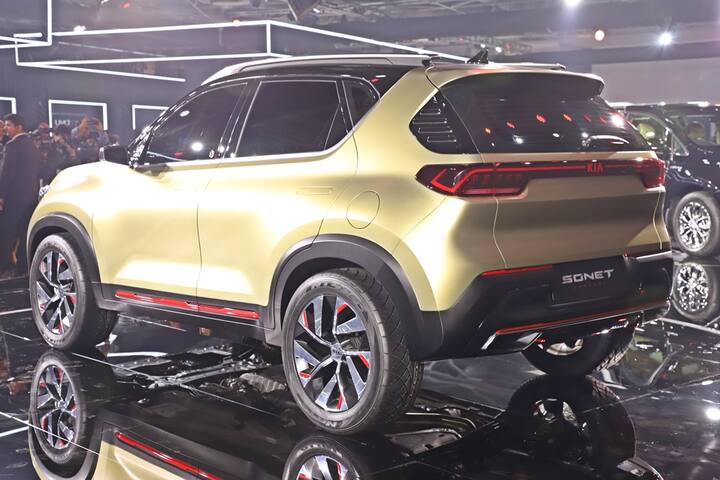  Kia Sonet: किआ कंपनी की सेल्टोस के अच्छा परफॉर्मेंस के बाद किआ ने ऑटो एक्सपो में कॉम्पैक्ट एसयूवी को दिखाया है. जिसका नाम सोनेट है. जल्द ही ये कार भारत में लॉन्च की जाएगी.