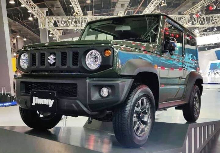 Suzuki Jimny: ऑटो एक्सपो में सुजुकी जिम्नी को सुजुकी ने दिखाया है. जल्द ही ये भारत की सड़कों पर देखी जा सकती है. ये कार जिप्सी मॉडल में है. 