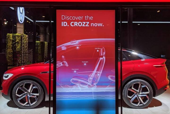 Volkswagen I.D. Crozz: ऑटो एक्सपो में वोक्सवैगन ने अपनी इलेक्ट्रिक कॉन्सेप्ट पर बेस्ट एसयूवी दिखाई है. जिसे आपको भी देखना चाहिए. ये एक इलेक्ट्रिक लग्जरी SUV है.