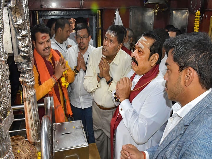 वाराणसी: श्रीलंका के पीएम महिंदा राजपक्षे ने किए बाबा विश्वनाथ के दर्शन, सारनाथ भी जाएंगे Varanasi- SriLankan PM Mahinda Rajapaksa visited Baba Vishwanath Temple, will also visit Sarnath वाराणसी: श्रीलंका के पीएम महिंदा राजपक्षे ने किए बाबा विश्वनाथ के दर्शन, सारनाथ भी जाएंगे