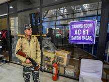 Delhi Election: स्ट्रांग रूम के बाहर पहरे पर AAP कार्यकर्ता