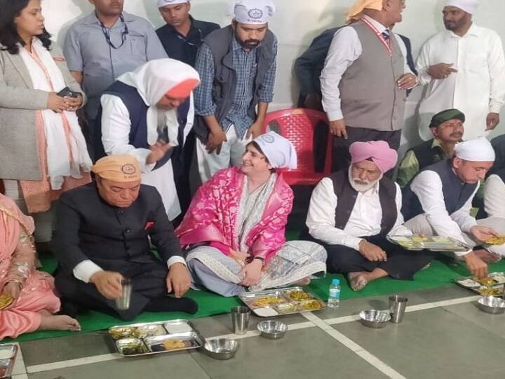 Priyanka Gandhi attends the program on Sant Ravidas Jayanti in Varanasi उत्तर प्रदेश: संत रविदास के दरबार में प्रियंका गांधी ने टेका मत्था, लंगर में भी लिया हिस्सा