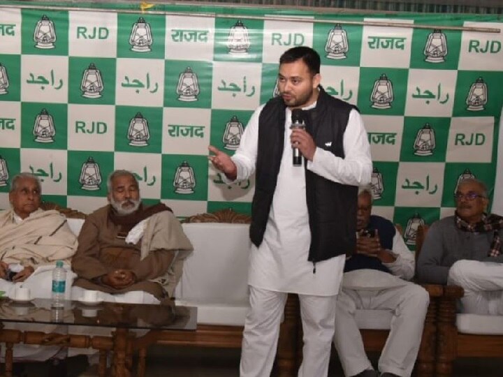 Bihar Tejashwi Yadav see preparations of Unemployment Hatao Yatra बिहारः तेजस्वी यादव ने बेरोजगारी हटाओ यात्रा की तैयारियों का लिया जाएजा, सत्र से गायब रहने पर दिया कुछ यूं जवाब