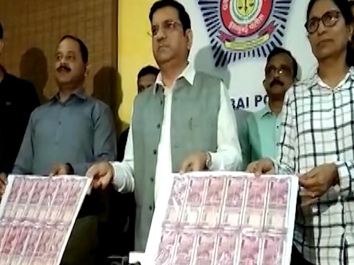 Mumbai: Fake notes worth Rs 24 lakh seized मुंबई एयरपोर्ट पर 24 लाख रुपये के नकली नोट के साथ शख्स गिरफ्तार, टेरर एंगल की जांच कर रही है पुलिस