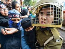 Jamia Protest: 27 लोग जख्मी, कुछ ICU में भर्ती, छात्रों ने पुलिस पर लगाए मारपीट के आरोप