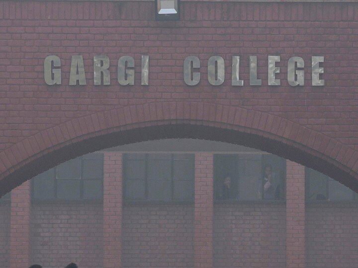 Gargi College case FIR registered Arvind Kejriwal tweet DCW sent notice to college गार्गी कॉलेज मामले में FIR, केजरीवाल बोले- बेटियों से बदसलूकी बर्दाश्त नहीं, दिल्ली महिला आयोग ने कॉलेज को भेजा नोटिस