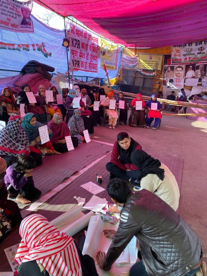 दिल्ली विधानसभा की 70 सीटों के लिए सुबह आठ बजे से वोटों की गिनती शुरू हो चुकी है. शाहीन बाग में नागरिकता संशोधन कानून का विरोध प्रदर्शन पूरे चुनाव में बड़ा मुद्दा बना रहा. आज दिल्ली चुनाव के नतीजे आ रहे हैं और शाहीन बाग में महिलाओं ने मौन रहने का फ़ैसला किया है.
