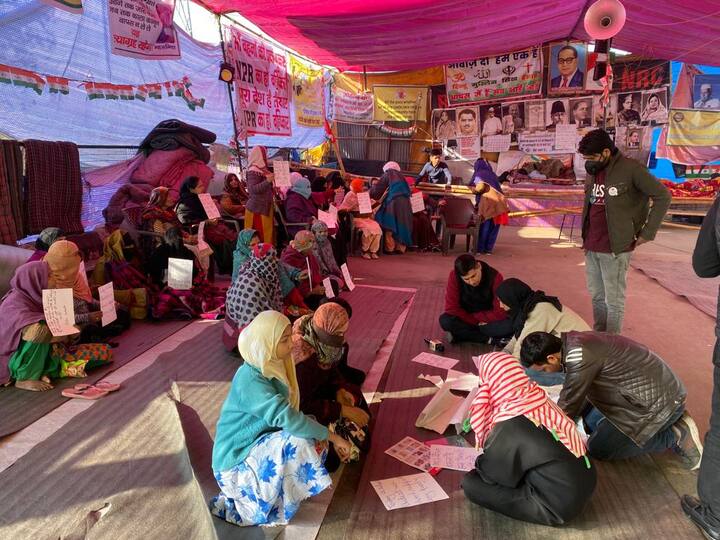 पुलिस ने शाहीन बाग में सिक्योरिटी बेहद टाइट की हुई है और किसी भी शख्स को बिना चेकिंग के प्रदर्शन स्थल की तरफ जाने नहीं दिया जाता.