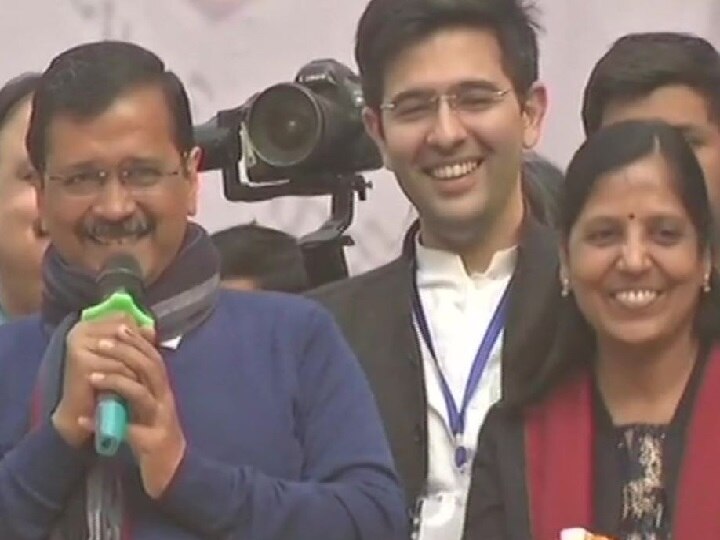 Arvind Kejriwal wife Sunita Kejriwal and son on Delhi Election Result 2020 Delhi Election Result: दिल्ली में पापा की जीत की हैट्रिक पर क्या बोले हर्षिता केजरीवाल और पुलकित केजरीवाल