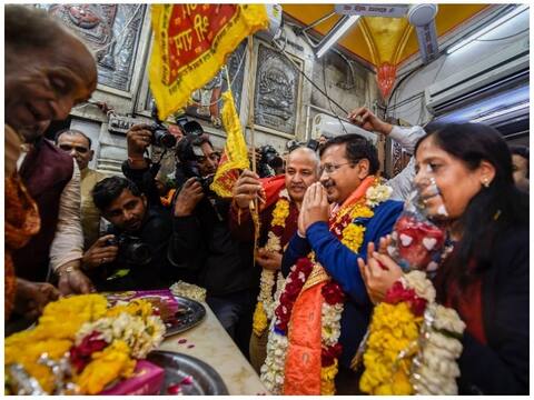 Delhi Election Results: जीत के बाद परिवार संग हनुमान मंदिर में दर्शन करने पहुंचे अरविंद केजरीवाल Delhi Election Results: जीत के बाद परिवार संग हनुमान मंदिर में दर्शन करने पहुंचे अरविंद केजरीवाल