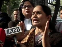 दिल्ली की कोर्ट ने दोषी पवन को कानूनी मदद की पेशकश की, निर्भया की मां ने कोर्ट के बाहर किया प्रदर्शन
