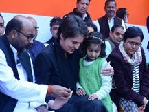 आजमगढ़ में CAA विरोधी प्रदर्शनकारियों के परिजनों से मिलीं प्रियंका गांधी, कहा- जुल्म के खिलाफ खड़ी हूं