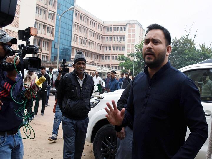 Tejashwi Yadav meets Lalu Yadav said he needs better treatment लालू यादव से मिले तेजस्वी यादव, कहा- उनकी तबीयत ठीक नहीं, बेहतर इलाज की जरूरत