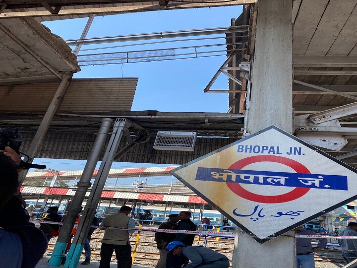 भोपाल: रेलवे स्टेशन पर ओवर ब्रिज का स्लैब गिरने से नौ लोग घायल, एक की हालत गंभीर Nine people injured after falling slab of over bridge at Bhopal railway station भोपाल: रेलवे स्टेशन पर ओवर ब्रिज का स्लैब गिरने से नौ लोग घायल, एक की हालत गंभीर