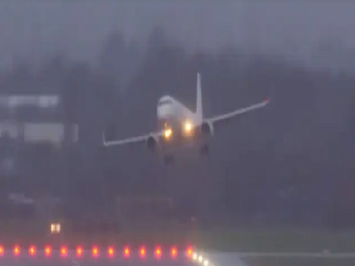 How the aircraft is swinging by the storm of Siara, video viral सियारा तूफान: झूलते विमान का ये वीडियो हो रहा है तेजी से वायरल, आप भी देखें