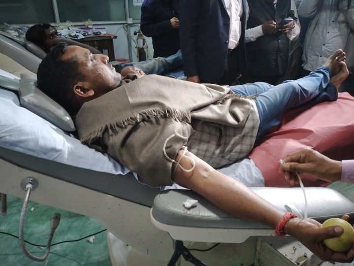 Jharkhand Health Minister Banna Gupta gave his blood to the patient झारखंड के स्वास्थ्य मंत्री ने पेश की मिसाल, इलाज के लिए मरीज को दिया अपना खून