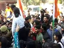 जम्मू: पुलवामा के शहीदों के श्रद्धांजलि कार्यक्रम में भिड़े छात्र गुट, मामूली सी बात पर हुई धक्कामुक्की