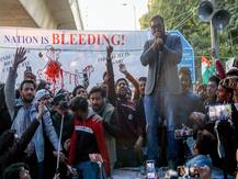 शाहीन बाग पहुंचे अनुराग कश्यप, बोले- जैसे बचपन में गब्बर के नाम से डराते थे वैसे अब गृह मंत्री के नाम से डराते हैं