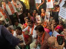 सावरकर को लेकर महाराष्ट्र में फिर छिड़ी जंग, कांग्रेस के खिलाफ सड़क पर उतरी बीजेपी, उद्धव ठाकरे पर भी किया तंज