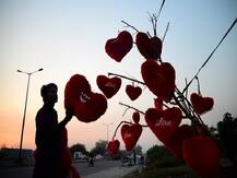 Valentine's Day Shayari: इस वैलेंटाइन डे पर लें इन खास शायरी का सहारा, यकीनन बंध जाएगा समां