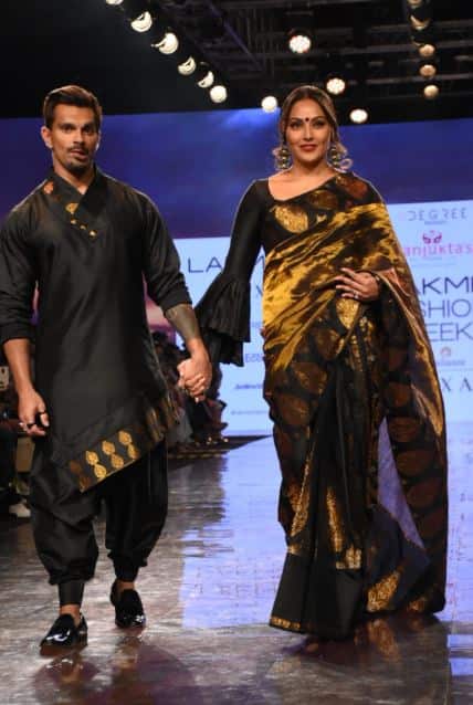 उन्होंने कहा, मुझे याद है आज से 20 साल जब मैं पहली बार लैक्मे फैशन वीक के रैंप पर चली थी. यकीन ही नहीं होता कि इतना समय बीत गया.