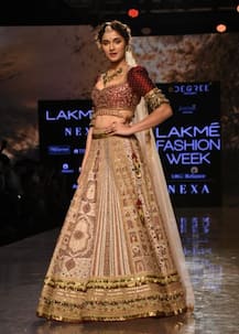 LKW 2020: दुल्हन की तरह सजी खूबसूरत लहंगे में रैंप पर चलीं सई मांजरेकर, देखें तस्वीरें