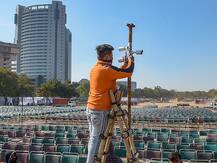 रामलीला मैदान में कल तीसरी बार शपथ लेंगे अरविंद केजरीवाल, यहां तस्वीरों में देखें कैसे की जा रही हैं तैयारियां