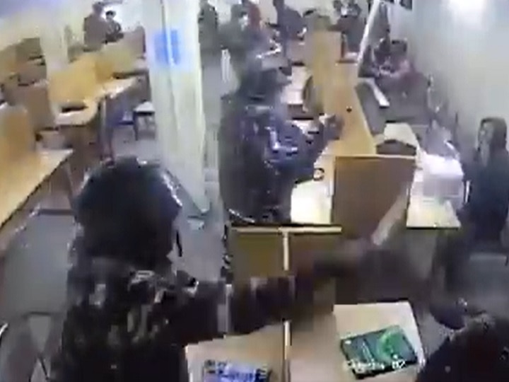 New CCTV footage shows Delhi Police beating up students in Jamia library जामिया हिंसा: दिल्ली पुलिस की बर्बरता का नया वीडियो आया सामने, लाइब्रेरी में पढ़ रहे छात्रों पर बेरहमी से बरसा रहे हैं लाठी