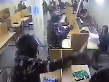 जामिया हिंसा: दिल्ली पुलिस की बर्बरता का नया वीडियो आया सामने, लाइब्रेरी में पढ़ रहे छात्रों पर बेरहमी से बरसा रहे हैं लाठी