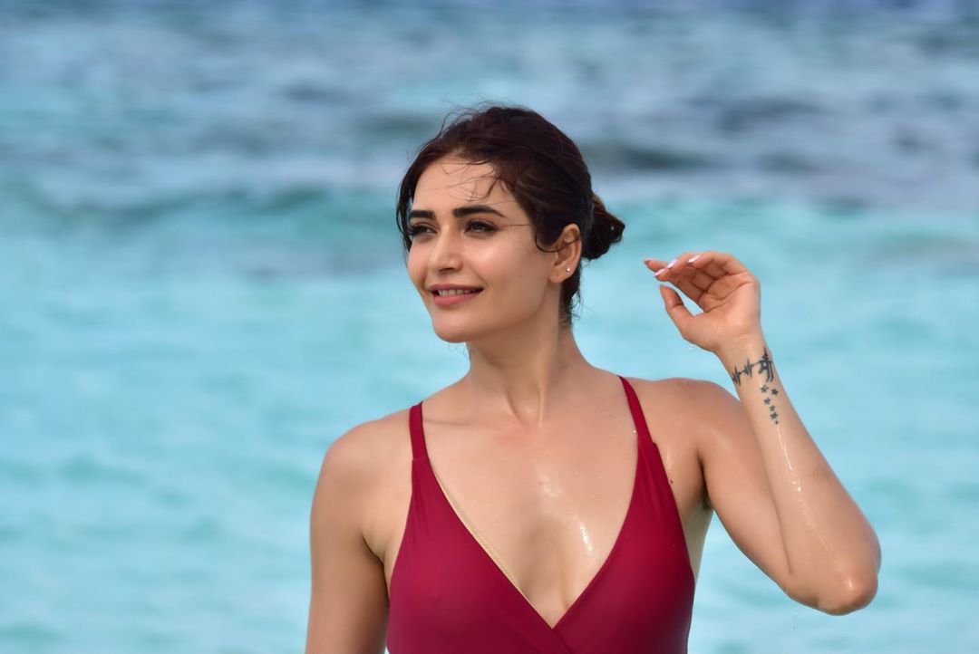 समंदर किनारे अपनी टोन्ड बॉडी को फ्लॉन्ट करती नजर आईं करिश्मा तन्ना, वायरल हुईं तस्वीरें