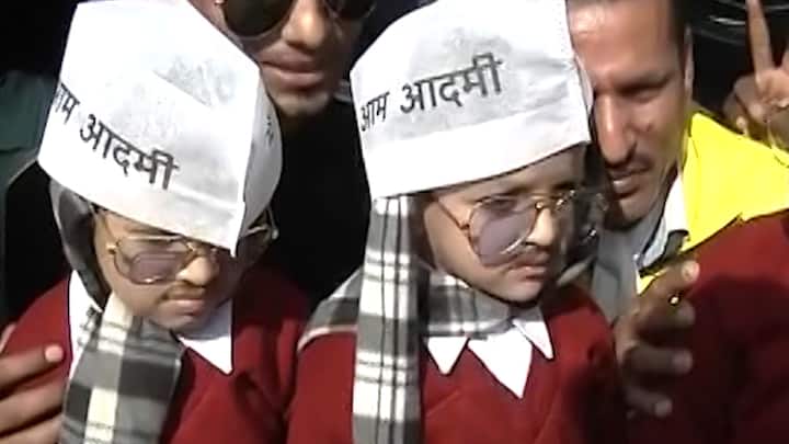 शपथ ग्रहण समारोह स्थल पर छोटे-छोटे बच्चे पर अरविंद केजरीवाल के भेष में दिख रहे हैं. आप कार्यकर्ता भी बड़ी संख्या में यहां मौजूद हैं. 