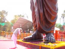 वाराणसी: पीएम मोदी ने किया दीनदयाल उपाध्याय की प्रतिमा का अनावरण, महाकाल एक्सप्रेस को दिखाई हरी झंडी