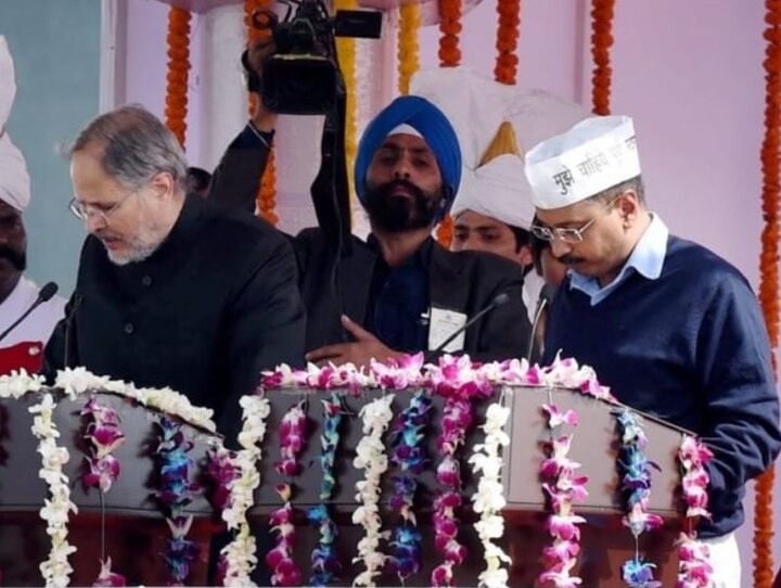 यह तस्वीर साल 2015 की है जब वह दूसरी बार सीएम पद की शपथ ले रहे थे. उस वक्त दिल्ली के उप-राज्यपाल नजीब जंग थे.
