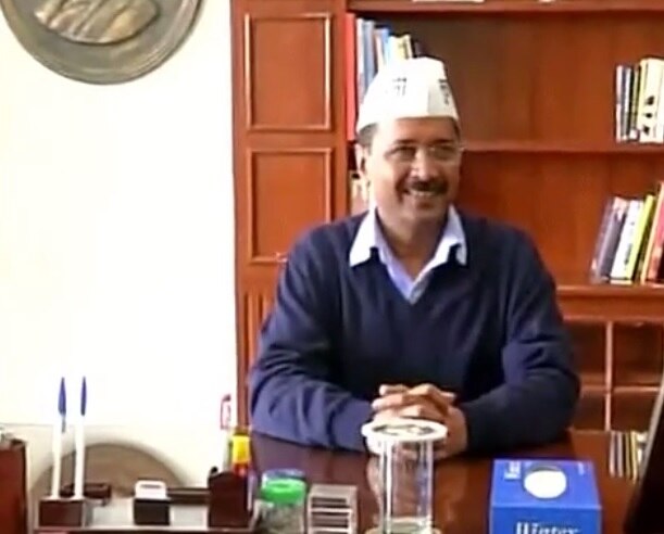 शपथ लेने के बाद 2015 में मुख्यमंत्री दफ्तर में अरविंद केजरीवाल.