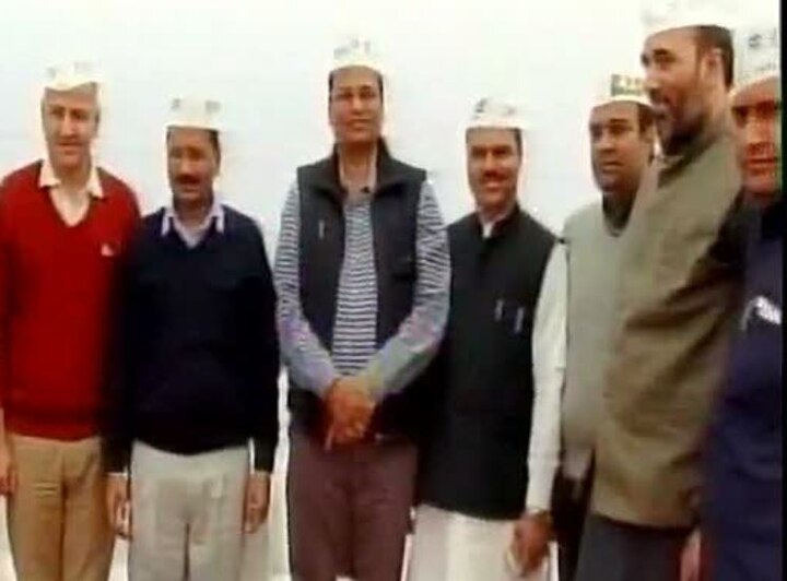 2015 में शपथ ग्रहण समारोह के बाद पूरे मंत्रिमंडल के साथियों के साथ अरविंद केजरीवाल.