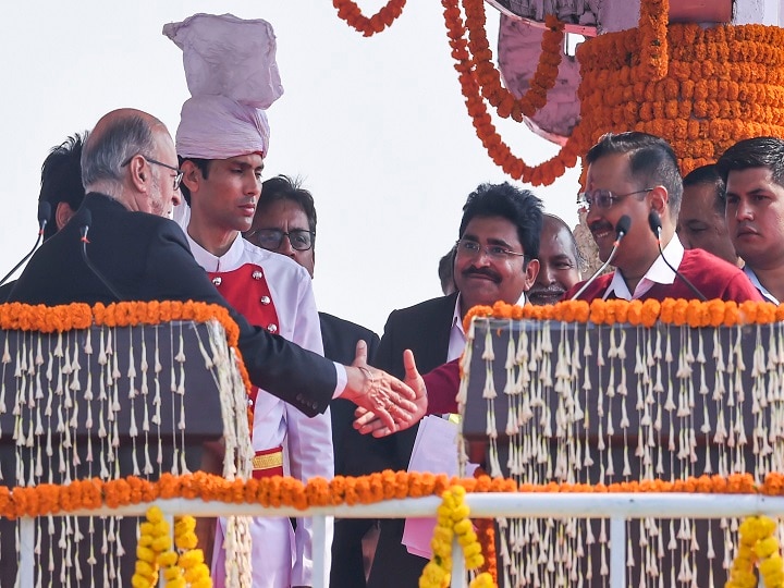 शपथ लेने के बाद एलजी अनिल बैजल से हाथ मिलाते अरविंद केजरीवाल.