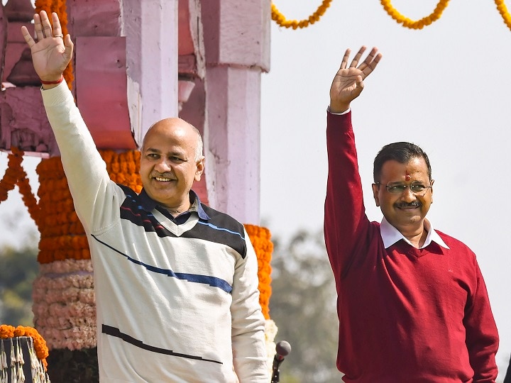 शपथ ग्रहण के बाद लोगों का हाथ हिला कर अभिवादन करते आप चीफ अरविंद केजरीवाल और मनीष सिसोदिया.