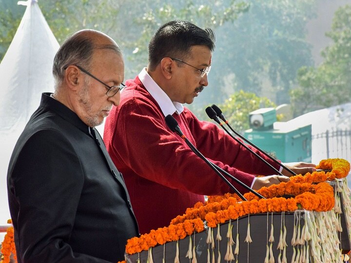 आज शपथ ग्रहण समारोह में अरविंद केजरीवाल माथे पर तिलक लगाए हुए थे और उनके सिर पर आप की टोपी नहीं थी.