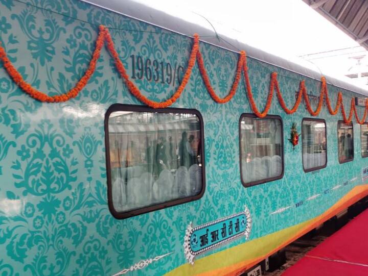 इस दौरान कार्यक्रम में यूपी के मुख्यमंत्री योगी आदित्यनाथ और राज्यपाल आनंदीबेन पटेल मौजूद रहीं.