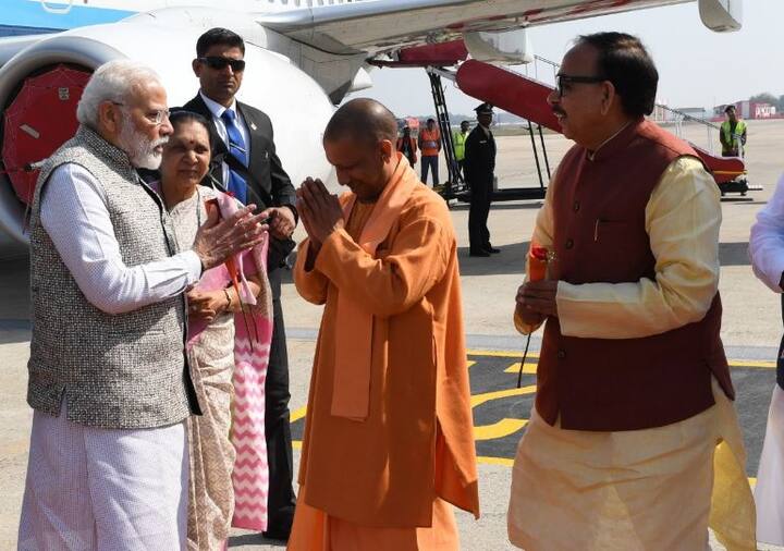 वाराणसी में प्रधानमंत्री मोदी का स्वागत करते सीएम योगी आदित्यनाथ और राज्यपाल आनंदीबेन पटेल.