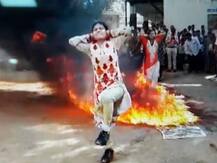 महाराष्ट्र: भूकंप से बचने की ट्रेनिंग में छात्राओं को आग पर चलाया