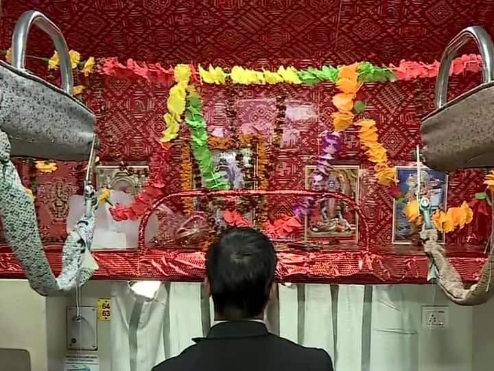 Seat For Lord Shiva On Kashi-Mahakal Express महाकाल एक्सप्रेस: पहली यात्रा में भगवान शिव के लिए रिजर्व की गई सीट, बर्थ को मंदिर की तरह सजाया