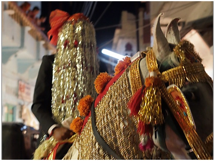 Stones Thrown At Dalit Groom For Riding Horse In Wedding गुजरात: ऊंची जाति के दबंगों ने दलित के घोड़ी चढ़ने पर मारे पत्थर, पुलिस सुरक्षा में निकली बारात